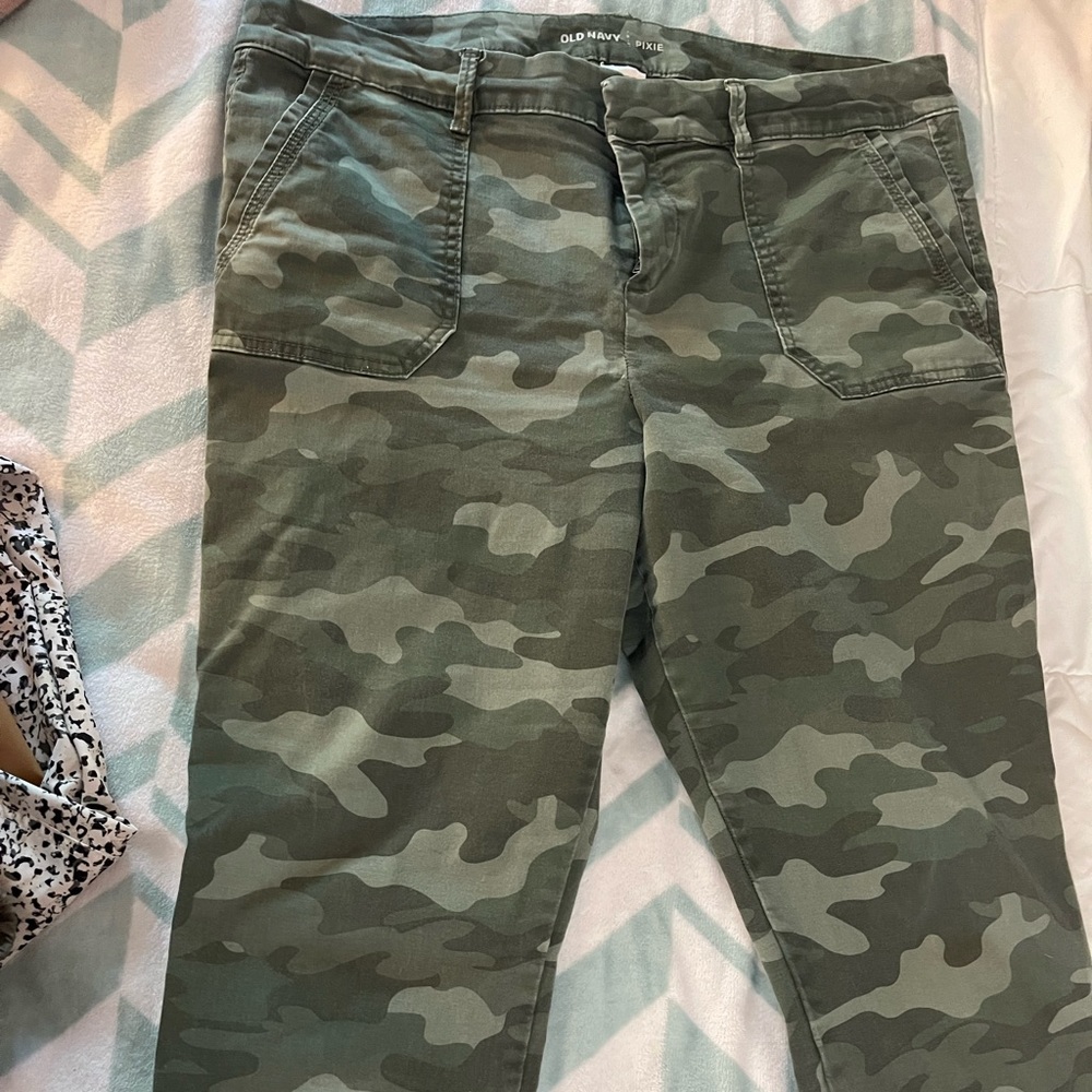 Great used condition camo ankle pants